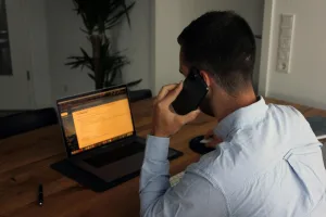 personne en entretien téléphonique pour un recrutement