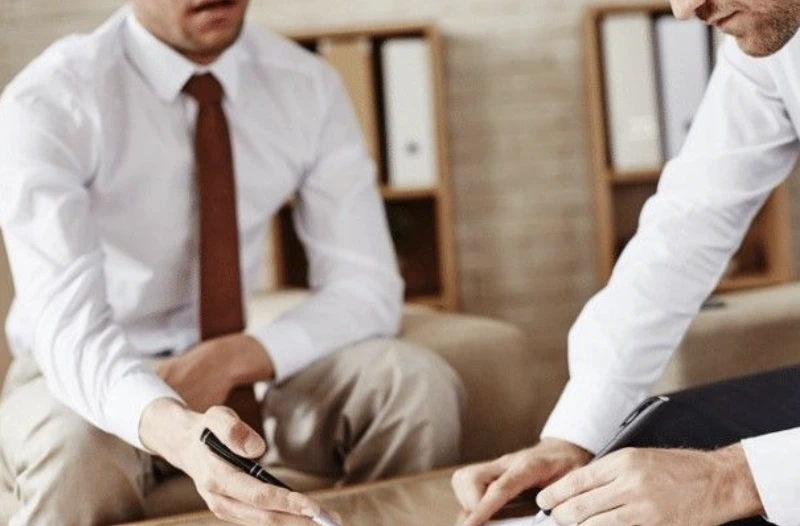 deux commerciaux en train de faire une négociation commerciale