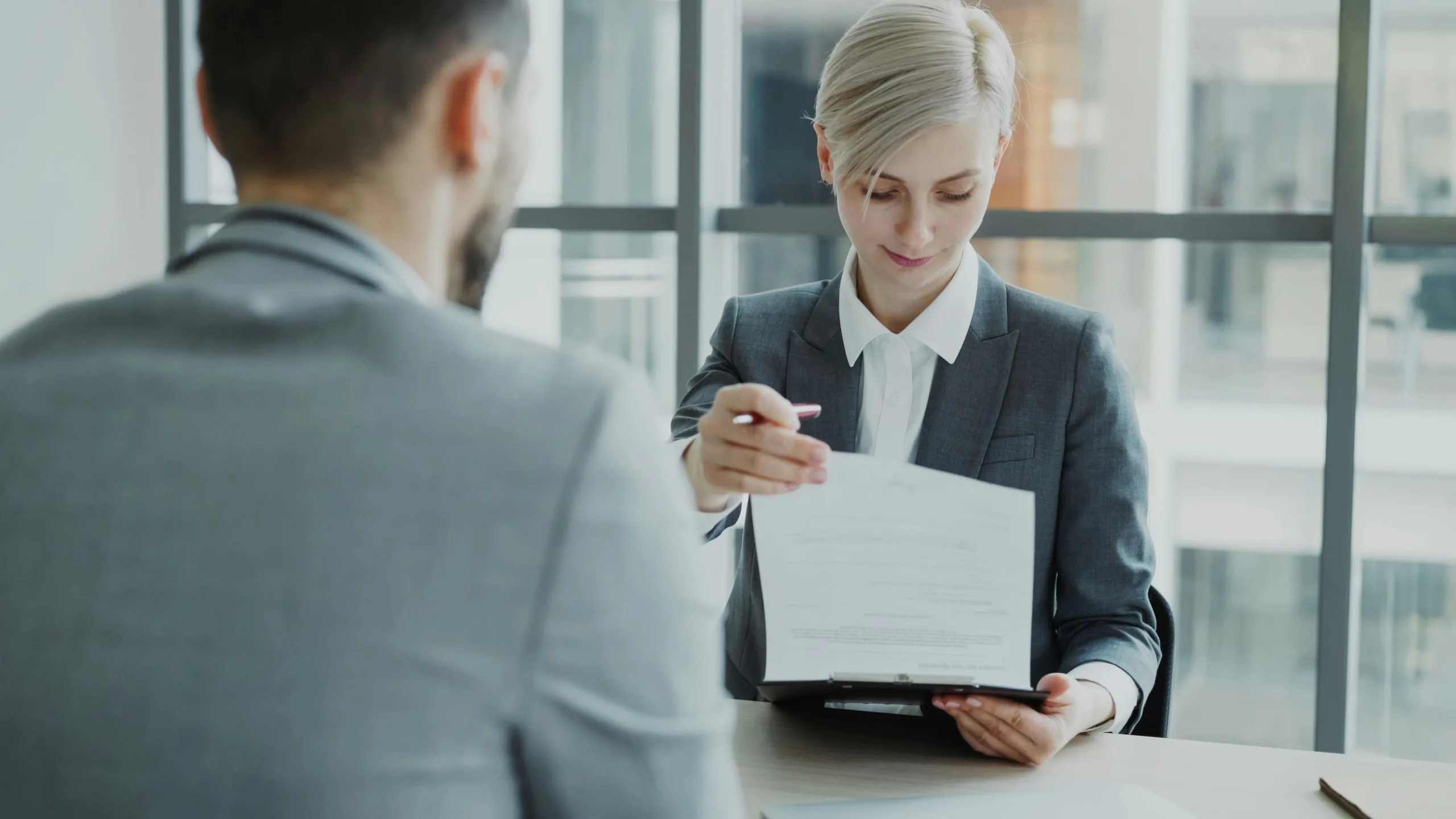 candidat en entretien d’embauche face à un recruteur