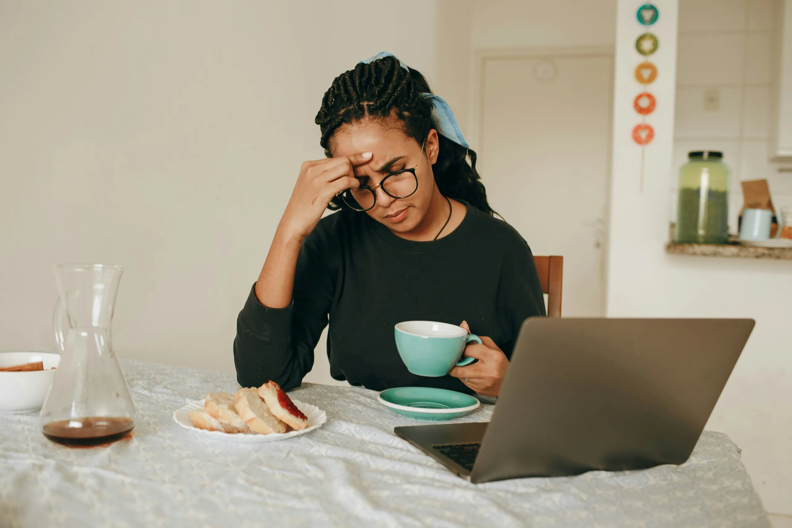 personne qui réfléchit pour expliquer des trous dans un CV 